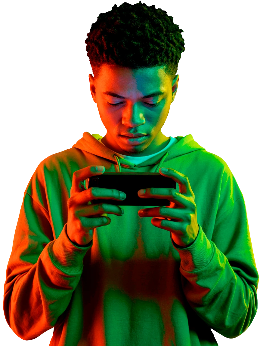 Jovem jogando no celular